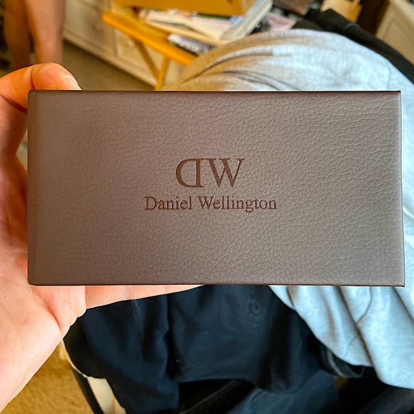 Daniel Wellington Rose Gold Leather Watch - Picture 4 of 4